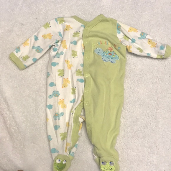 Newborn clothing lot 6 outfits! - Picture 5 of 7